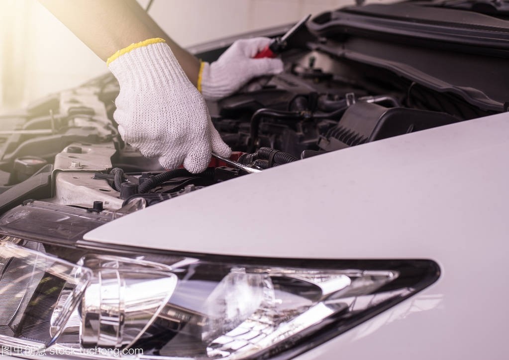 在车库修理汽车电池的手机械工程师特写, 概念汽车维护